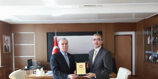 Judo Federasyonu’ndan 7 Aralık Üniversitesi Rektörü’ne Plaket