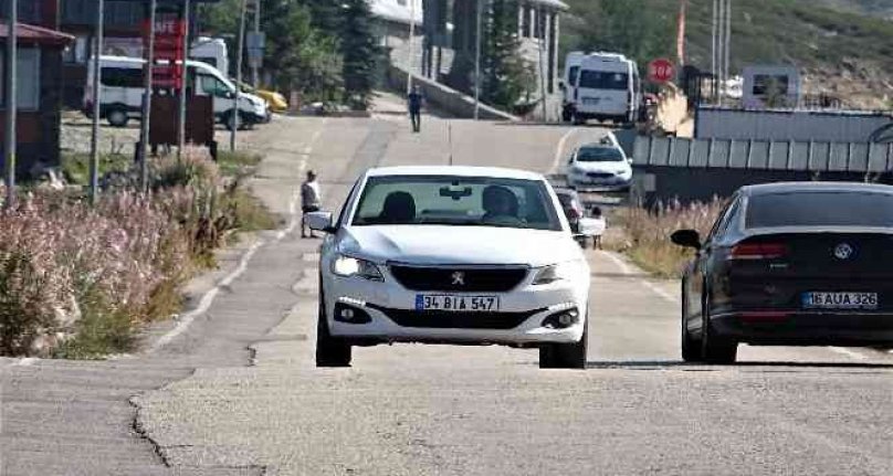 Bursa'da görenleri şaşırtan yol!  Araçlar viteste olmadan 40 kilometre hızla rampa çıkıyor