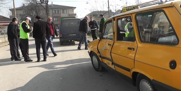 Düzce’de Minibüs İle Ticari Taksi Çarpişti 1 Kişi Yaralandı