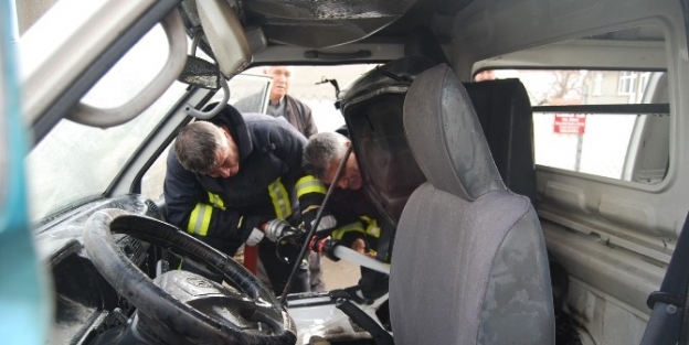 Park Halindeki Midibüste Yangın Çikti