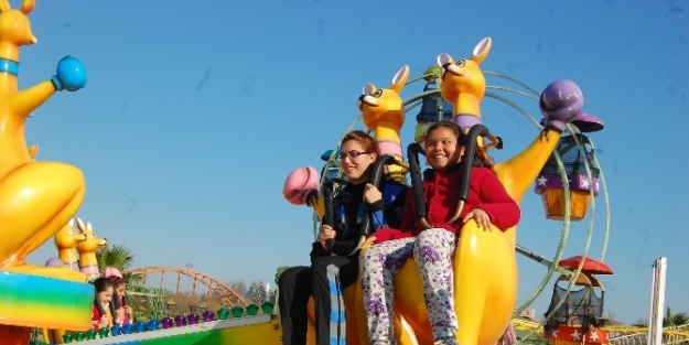 Toplum Destekli Polisler 40 Öğrenciyi Lunaparka Götürdü