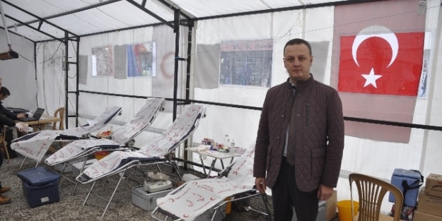 Kızılay Yeni Bağış Çadirinda Bağışları Bekliyor