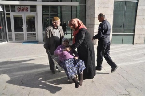 Eşini adliyeye el arabasıyla taşıdı