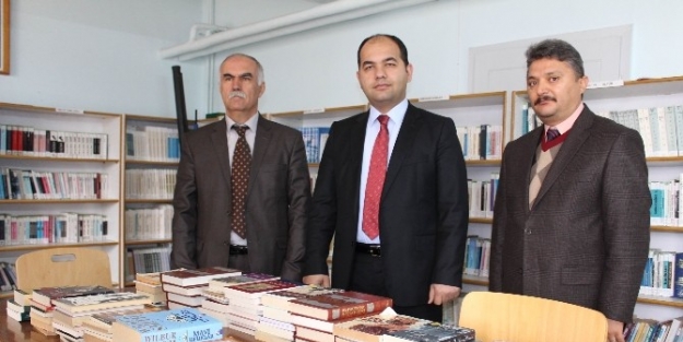 Beyşehir Belediyesi’nden Okul Kütüphanesine Kitap Desteği