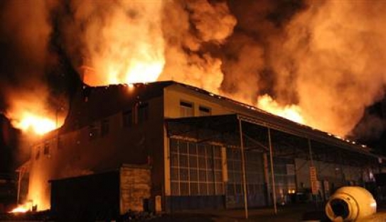 Tekstil fabrikası cayır cayır yandı