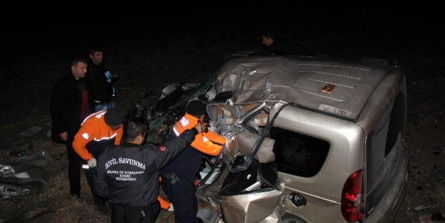 TIR otomobili biçti: 1 ölü, 1 yaralı