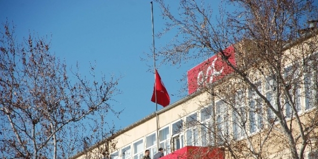 “milli Yas İlan” Edildi, Türk Bayrakları Yarıya İndirildi