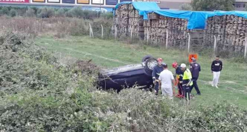 Bursa'da otomobil şarampole yuvarlandı! 3 yaralı