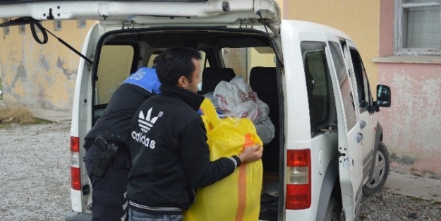 Erzincan İl Emniyet Müdürlüğü Personellerinden Afganlı Vatandaşlara Giyecek Yardımı