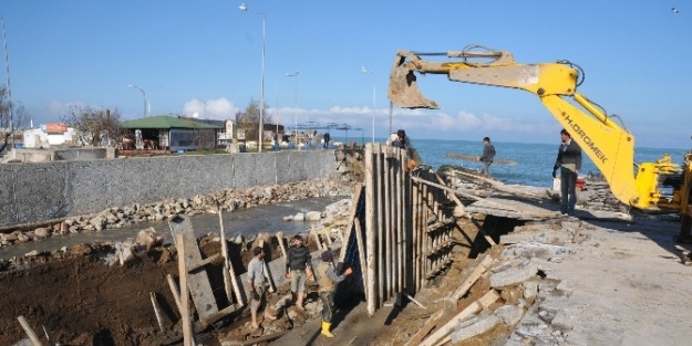 Akçakoca Dere Ağzı Genişletme Çalişmalari Başladı