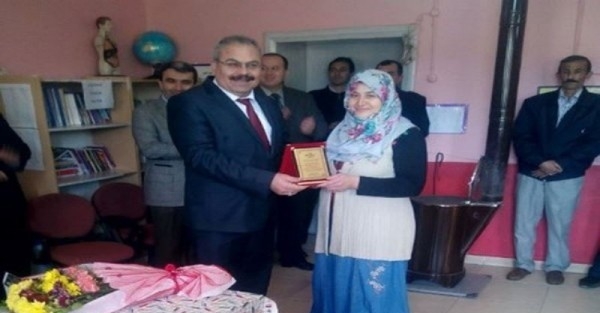 Veliler Öğle Arası Kitap Okuyor