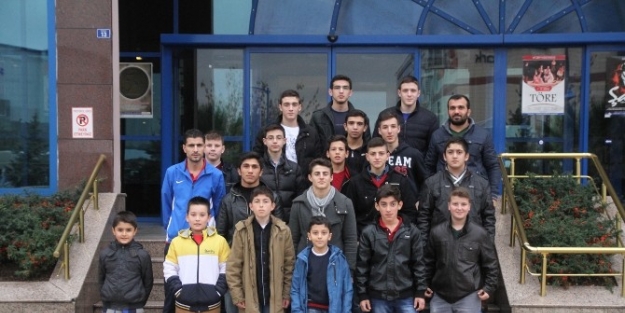 Büyükşehirli Sporcular, Tiyatro İzledi