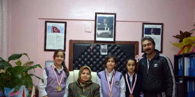 Kolej Öğrencilerinden 3 Madalya