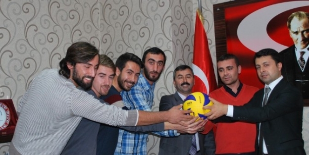 Voleybol Takımına Malzeme Desteği