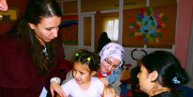 Manyas’ta Öğrencilere Diş Taraması Ve Aşı Uygulaması