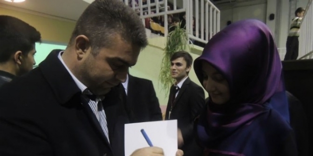Yazar Sait Çamlica, İnebolu’da Kitaplarını İmzaladi