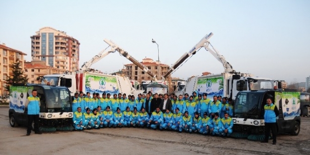 Temizlik İşçileri Yeni Kıyafetleriyle Mesaide