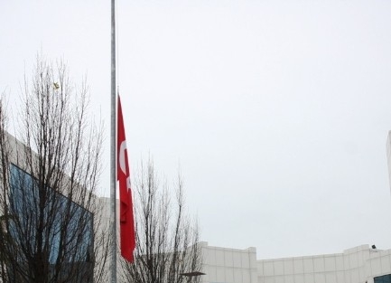 Büyükşehir’de Bayraklar Yarıya İndirildi