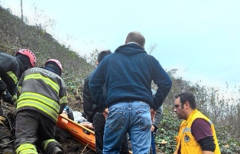 Hafriyat Kamyonu Uçuruma Yuvarlandı: 2 Yaralı