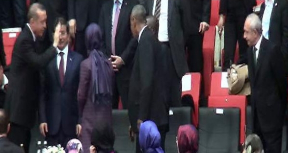 Cumhurbaşkanı ile tokalaşmak için ayağa kalktı ama...