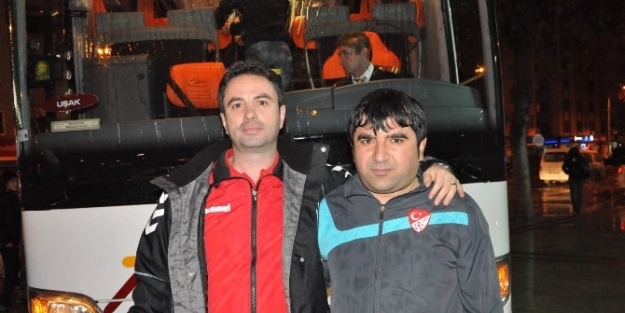 Avrupa Dönüşü Uşak Sportif’e Coşkulu Karşılama