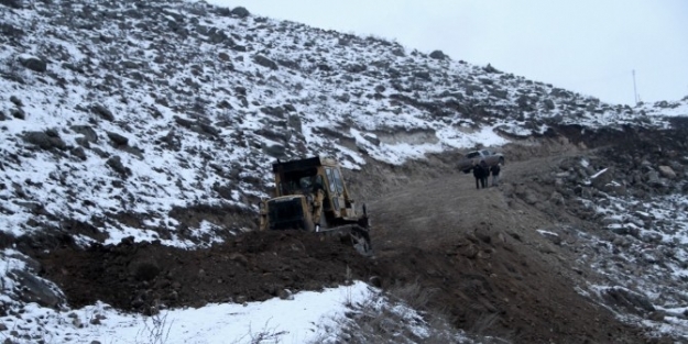 Kar Kış Demeden Yayla Yolları Yapılıyor