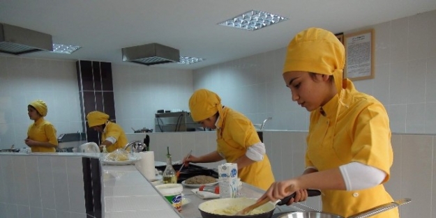 Yozgat’ta Öğrenciler Hem Okuyor Hem De Aşçılık Mesleğini Öğreniyor