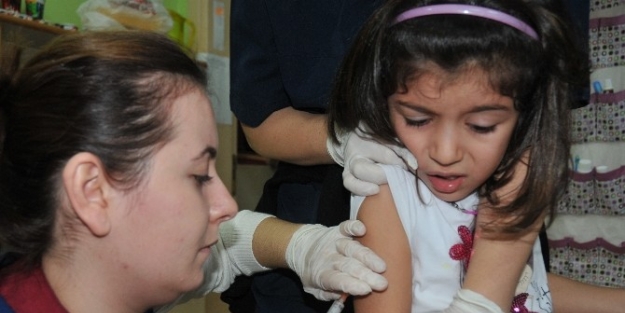 Ana Okulu Minik Öğrenciler Aşılanıyor
