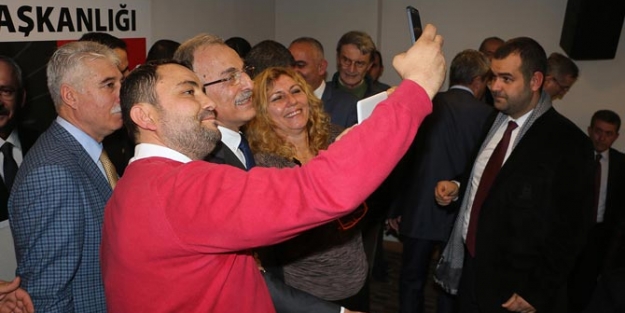 Karayalçın selfie çektirdi