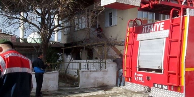 Edremit’te Bacadan Çikan Yangın Evi Kül Etti