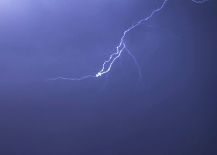 Edremit’te Yıldırımlar Fotoğraf Karelerine Böyle Yansıdı