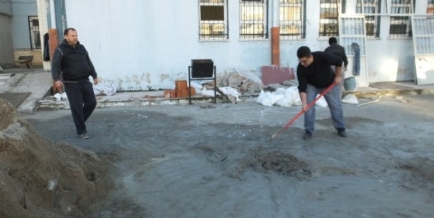 Öğretmenler Taş Kırıp Harç Kararak Spor Salonunu Onarıyor