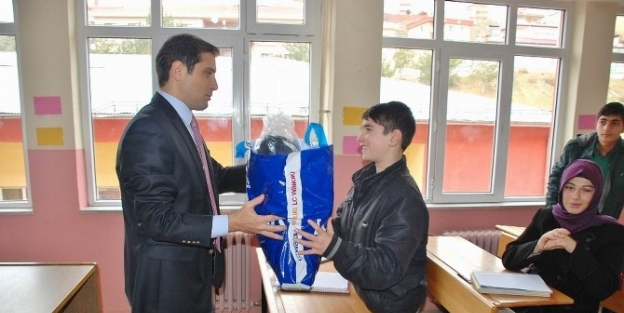 Gölova’da Öğrencilere Giyecek Yardımı
