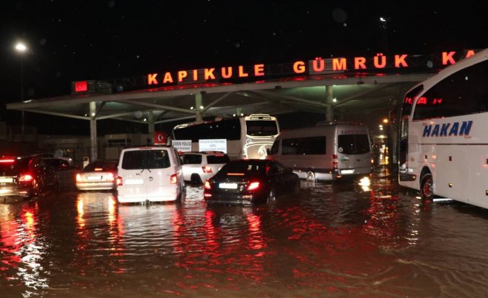 Kapıkule Gümrük Sahası'nı sel vurdu: Yollar kapandı, araçlar mahsur kaldı