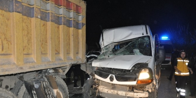 Öğrenci Servisi Kamyona Çarpti: 16 Yaralı