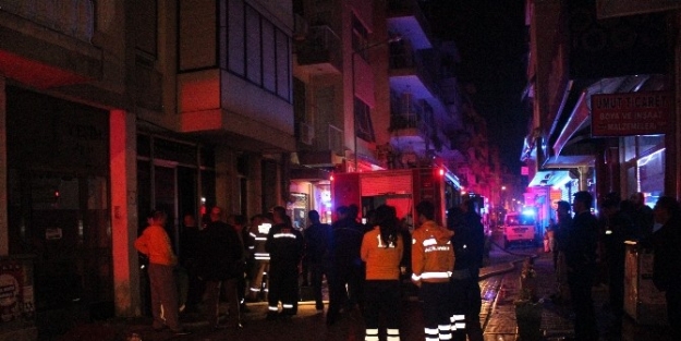 İzmir’de 4 Katlı Binanın, Alt Katında Çikan Yangında 1 Kişi Öldü