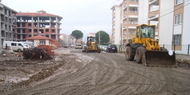 Edremit’ Te Çamurlu Ve Bozuk Yollara Müdahale