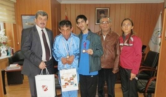 Burhaniyeli Sporcular İl Müdürünü Ziyaret Etti