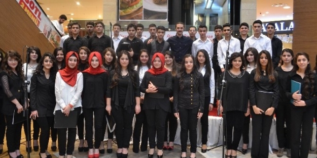 Şanliurfa Piazza’da “polifonik Koro” Konseri