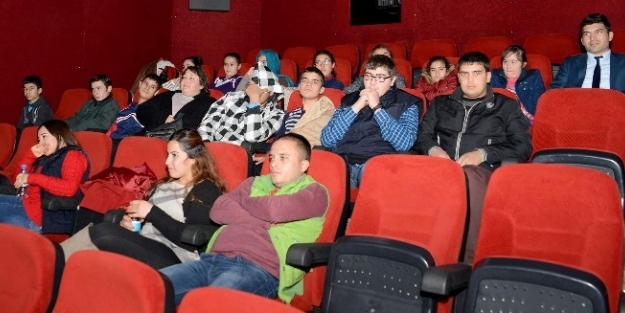 Özel Öğrencilere Başkan Çetinkaya Sinema Bileti Hediye Etti