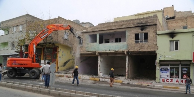 Tarihi Kalenin Çevresindeki Yapıların Yıkımına Başlandı