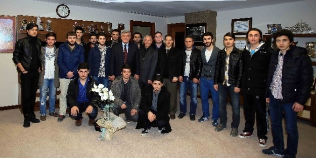 Karaosmanoğlu, Yurt Öğrencilerini Ağırladı