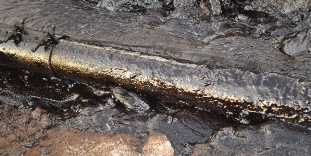 Sondaj çalışmasında petrol hattı delindi