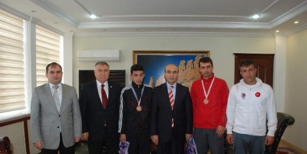 Boks Şampiyonlari’ndan Vali Mahmut Demirtaş’a Ziyaret