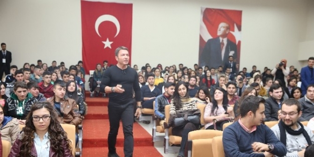 Ünlü Haber Spikerinden Medya Etiği Ve İletişim Becerileriyle İlgili Önemli Mesajlar