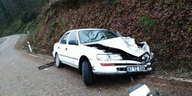 Otomobille Çarpişan Kamyon Devrildi