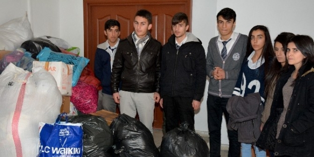 Hakkari’deki Öğrencilerden Kobani’ye Kıyafet Yardımı