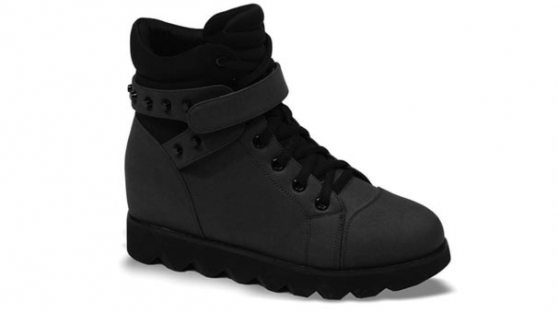 Ünlü firma ayakkabılarının iadesini istiyor