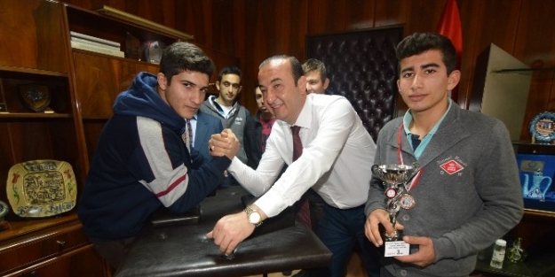 Şampiyonlar, Başkan Alemdar Öztürk’ü Ziyaret Etti