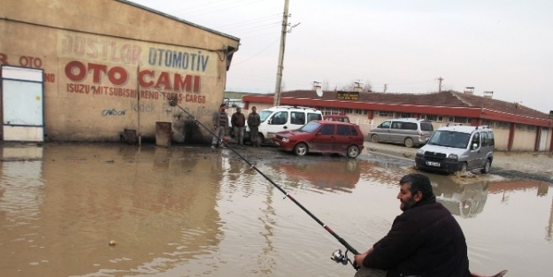 Esnaf, Göle Dönen Caddeye Olta Atarak Tepki Gösterdi